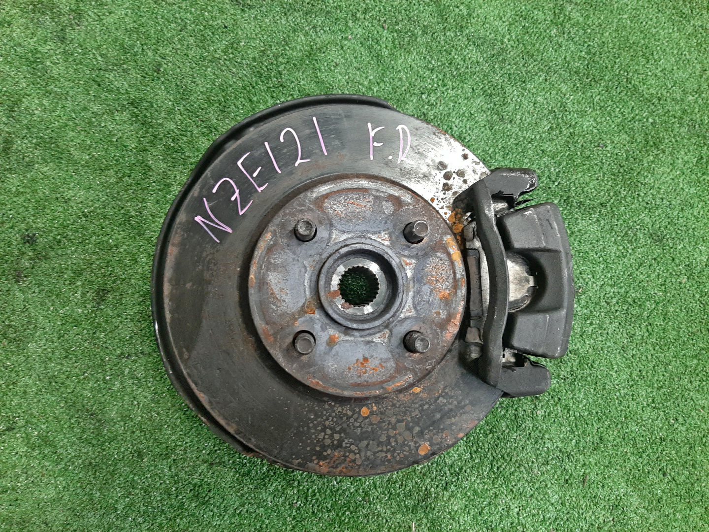 Ступица правая передняя TOYOTA COROLLA, COROLLA FIELDER, ALLEX, COROLLA RUNX NZE121, NZE121G 1NZ-FE 1 ракурс Ступица правая передняя TOYOTA COROLLA, COROLLA FIELDER, ALLEX, COROLLA RUNX NZE121, NZE121G 1NZ-FE 1 ракурс