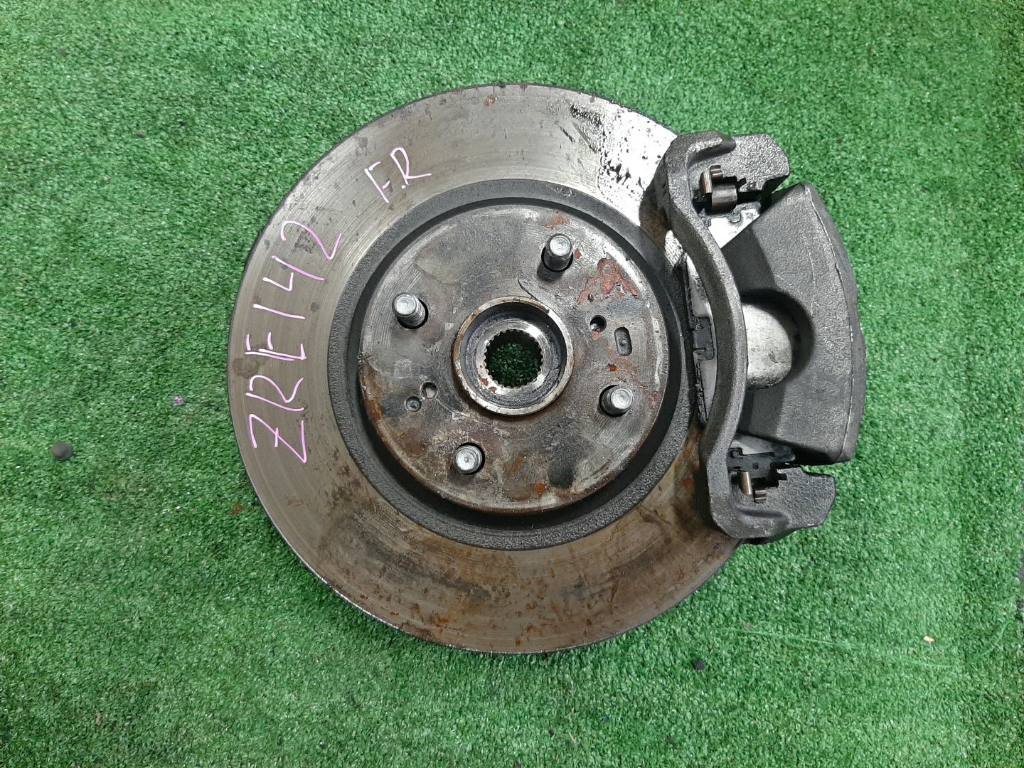 Ступица правая передняя TOYOTA AXIO, COROLLA FIELDER, COROLLA  AXIO, FIELDER NZE141, ZRE142, ZRE142G, NZE141G 1NZ-FE, 2ZR-FAE, 2ZR-FE 1 ракурс
