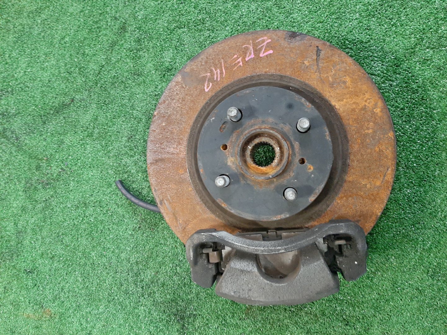 Ступица левая передняя TOYOTA AXIO, COROLLA FIELDER, COROLLA  AXIO, FIELDER NZE141, ZRE142, ZRE142G, NZE141G 1NZ-FE, 2ZR-FAE, 2ZR-FE 1 ракурс