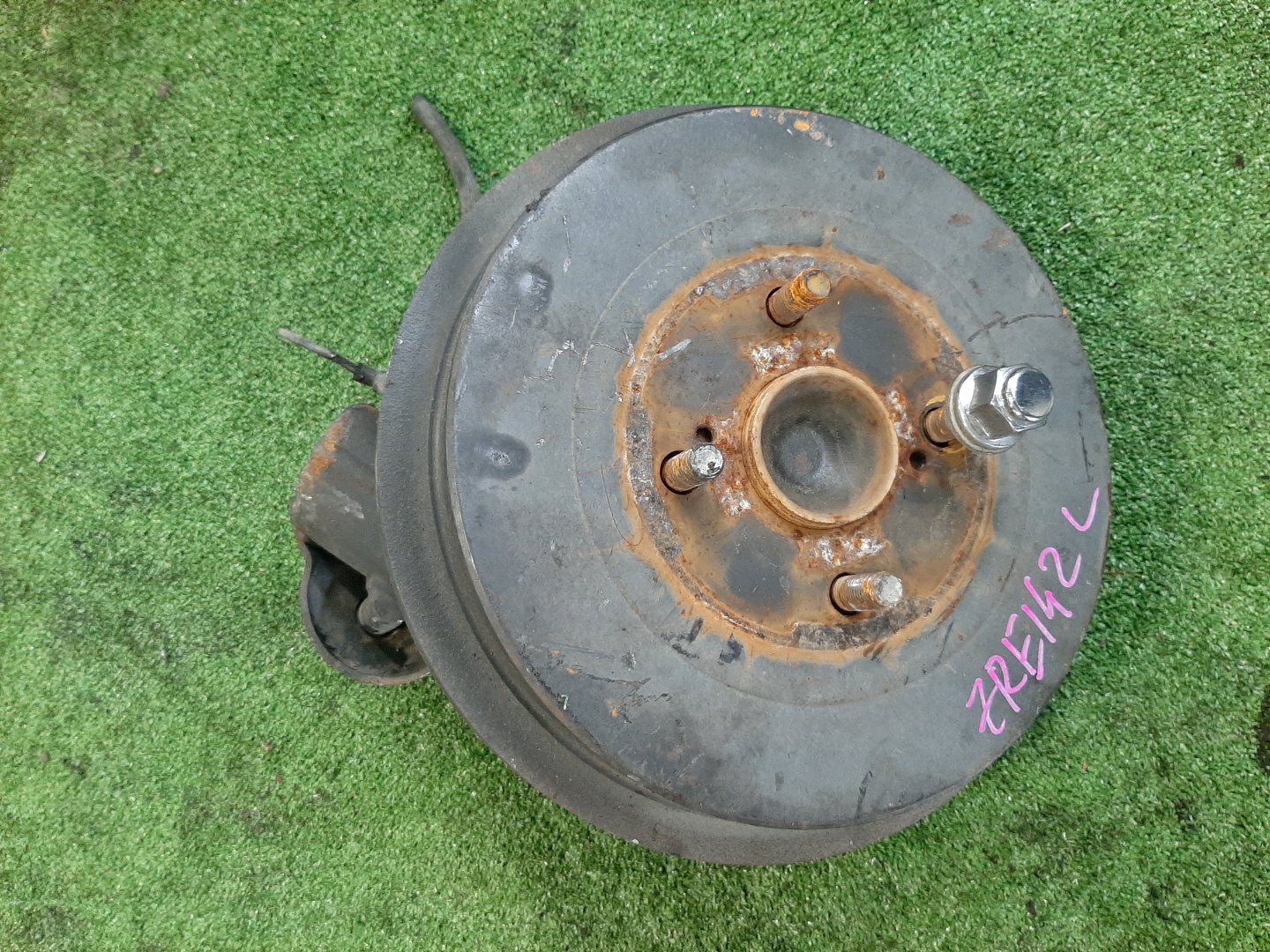 Ступица левая задняя TOYOTA AXIO, COROLLA FIELDER, COROLLA  AXIO, FIELDER NZE141, ZRE142, ZRE142G, NZE141G 1NZ-FE, 2ZR-FAE, 2ZR-FE 1 ракурс