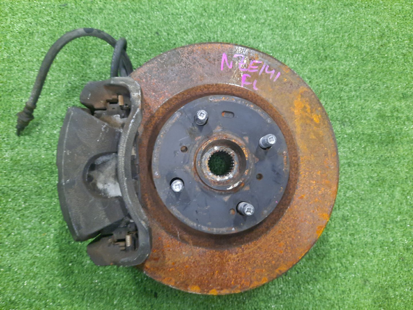 Ступица левая передняя TOYOTA AXIO, COROLLA FIELDER, COROLLA  AXIO, FIELDER NZE141, ZRE142, ZRE142G, NZE141G 1NZ-FE, 2ZR-FAE, 2ZR-FE 1 ракурс