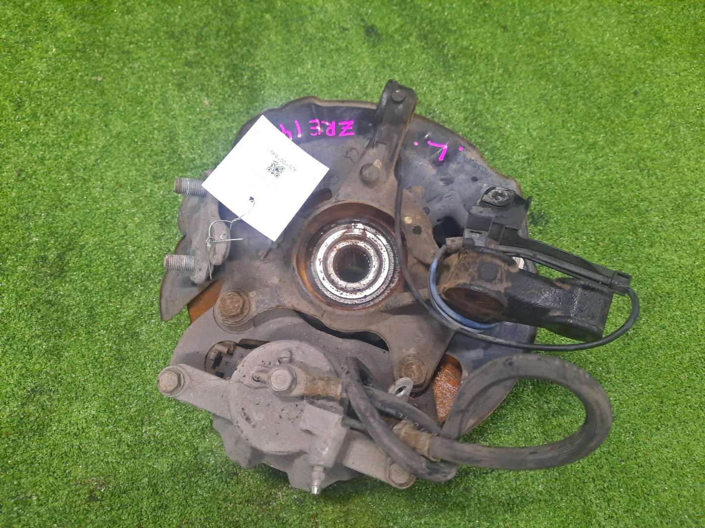 Ступица левая передняя TOYOTA AXIO, COROLLA FIELDER, COROLLA  AXIO, FIELDER NZE141, ZRE142, ZRE142G, NZE141G 1NZ-FE, 2ZR-FAE, 2ZR-FE 3 ракурс