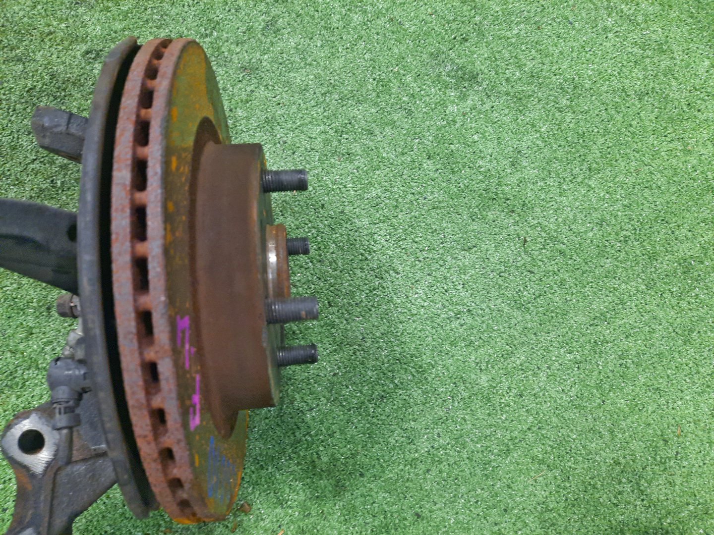 Ступица левая передняя TOYOTA PASSO, BOON KGC15, KGC10, QNC10, M301S, M310S, M300S 1KR-FE, K3-VE 3 ракурс