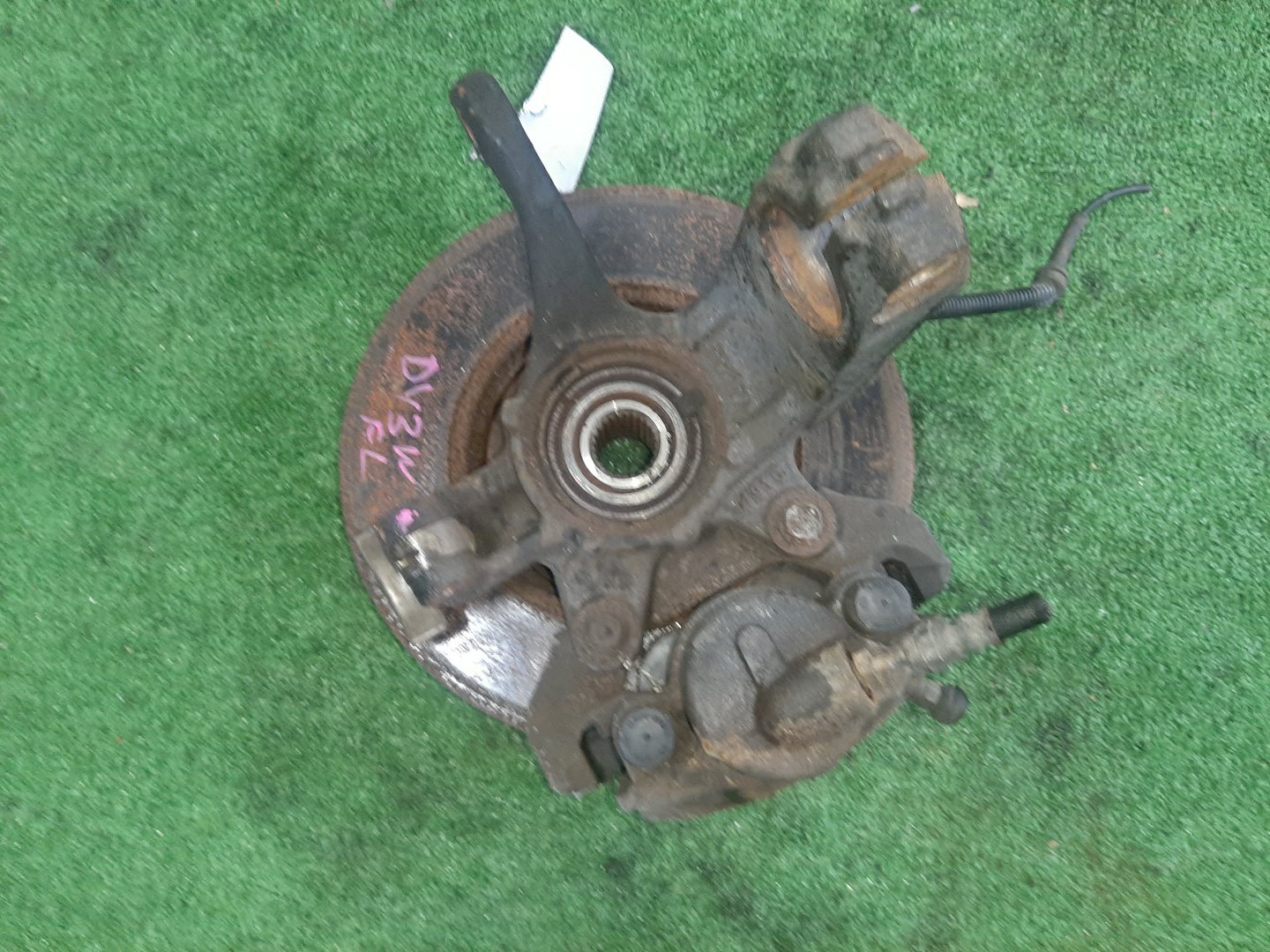 Ступица левая передняя MAZDA DEMIO, VERISA DY3W, DY5W, DY3R, DY5R, DC5R, DC5W ZJ-VE, ZY-VE 3 ракурс