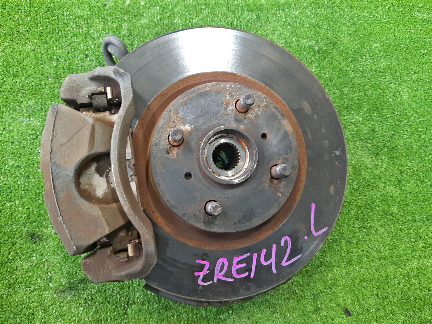 Ступица левая передняя TOYOTA AXIO, COROLLA FIELDER, COROLLA  AXIO, FIELDER NZE141, ZRE142, ZRE142G, NZE141G 1NZ-FE, 2ZR-FAE, 2ZR-FE 1 ракурс