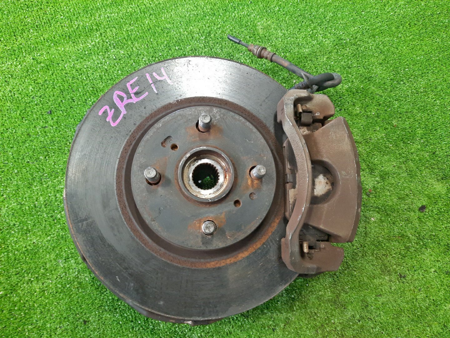Ступица правая передняя TOYOTA AXIO, COROLLA FIELDER, COROLLA  AXIO, FIELDER NZE141, ZRE142, ZRE142G, NZE141G 1NZ-FE, 2ZR-FAE, 2ZR-FE 1 ракурс