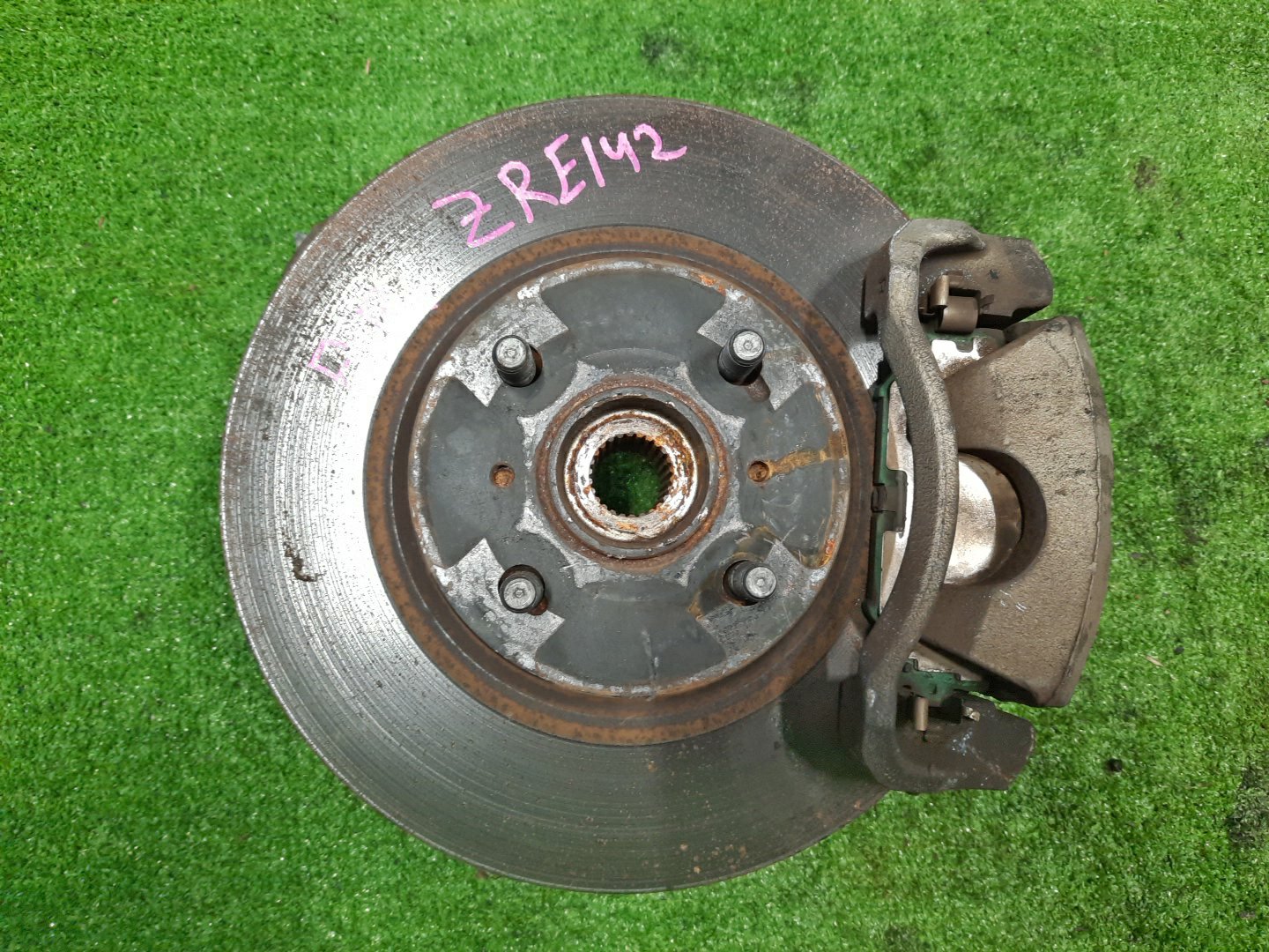Ступица правая передняя TOYOTA AXIO, COROLLA FIELDER, COROLLA  AXIO, FIELDER NZE141, ZRE142, ZRE142G, NZE141G 1NZ-FE, 2ZR-FAE, 2ZR-FE 1 ракурс