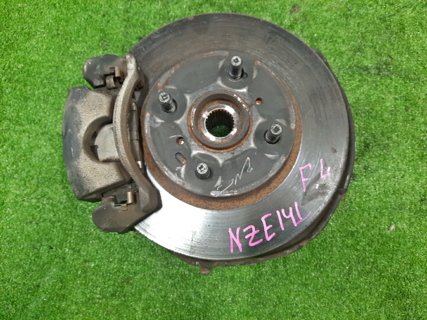 Ступица левая передняя TOYOTA AXIO, COROLLA FIELDER, COROLLA AXIO, FIELDER NZE141, ZRE142, ZRE142G, NZE141G 1NZ-FE, 2ZR-FAE, 2ZR-FE 1 ракурс Ступица левая передняя TOYOTA AXIO, COROLLA FIELDER, COROLLA AXIO, FIELDER NZE141, ZRE142, ZRE142G, NZE141G 1NZ-FE, 2ZR-FAE, 2ZR-FE 1 ракурс