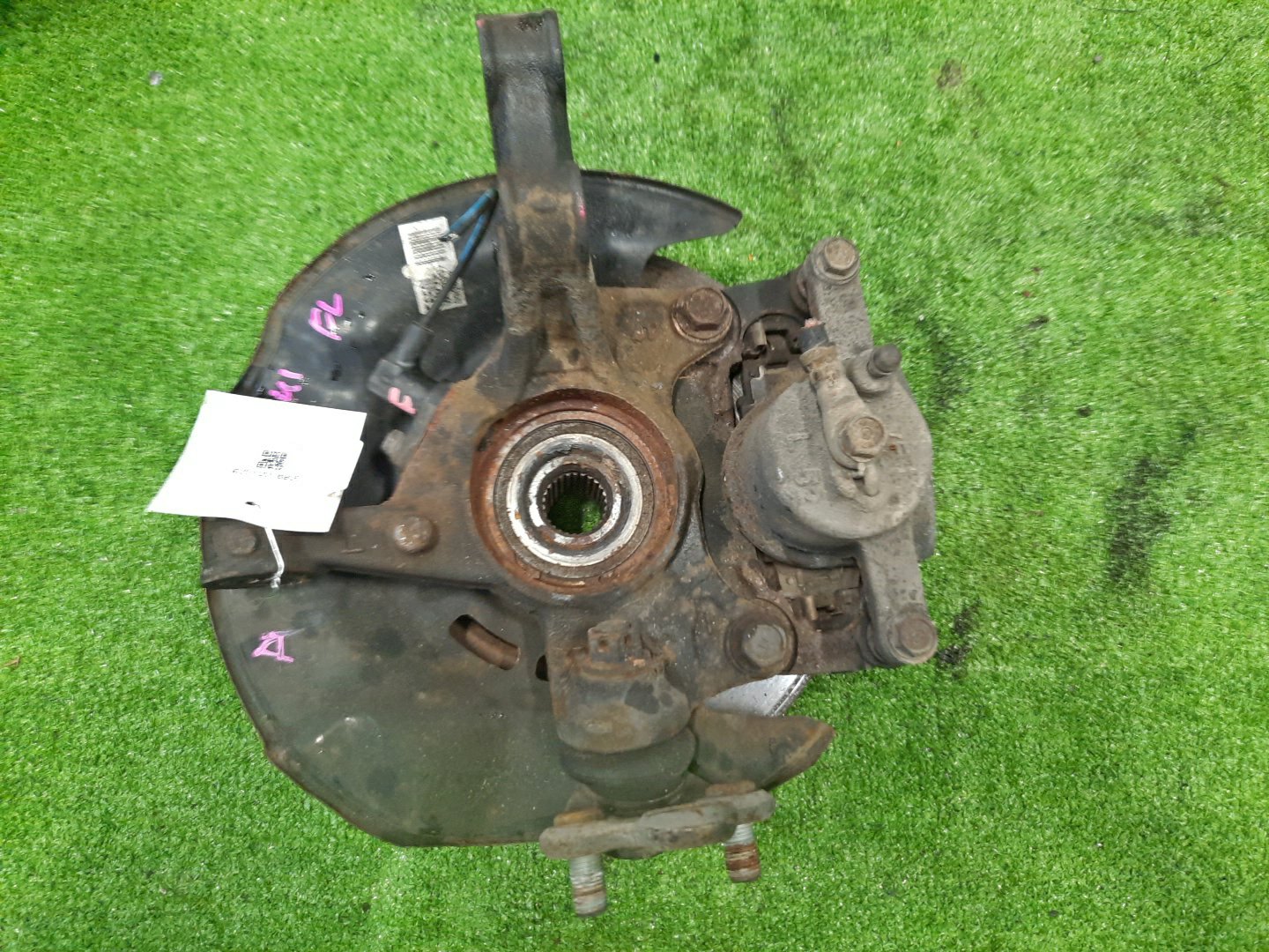 Ступица левая передняя TOYOTA AXIO, COROLLA FIELDER, COROLLA AXIO, FIELDER NZE141, ZRE142, ZRE142G, NZE141G 1NZ-FE, 2ZR-FAE, 2ZR-FE 2 ракурс Ступица левая передняя TOYOTA AXIO, COROLLA FIELDER, COROLLA AXIO, FIELDER NZE141, ZRE142, ZRE142G, NZE141G 1NZ-FE, 2ZR-FAE, 2ZR-FE 2 ракурс
