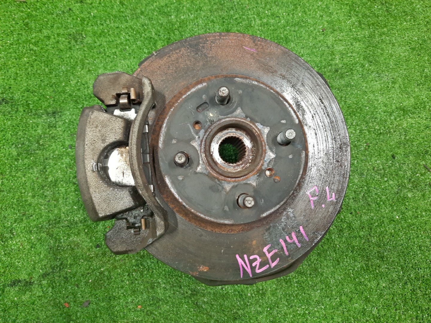Ступица левая передняя TOYOTA AXIO, COROLLA FIELDER, COROLLA AXIO, FIELDER NZE141, ZRE142, ZRE142G, NZE141G 1NZ-FE, 2ZR-FAE, 2ZR-FE 1 ракурс Ступица левая передняя TOYOTA AXIO, COROLLA FIELDER, COROLLA AXIO, FIELDER NZE141, ZRE142, ZRE142G, NZE141G 1NZ-FE, 2ZR-FAE, 2ZR-FE 1 ракурс