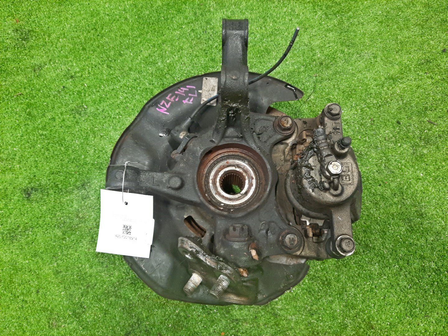 Ступица левая передняя TOYOTA AXIO, COROLLA FIELDER, COROLLA AXIO, FIELDER NZE141, ZRE142, ZRE142G, NZE141G 1NZ-FE, 2ZR-FAE, 2ZR-FE 2 ракурс Ступица левая передняя TOYOTA AXIO, COROLLA FIELDER, COROLLA AXIO, FIELDER NZE141, ZRE142, ZRE142G, NZE141G 1NZ-FE, 2ZR-FAE, 2ZR-FE 2 ракурс