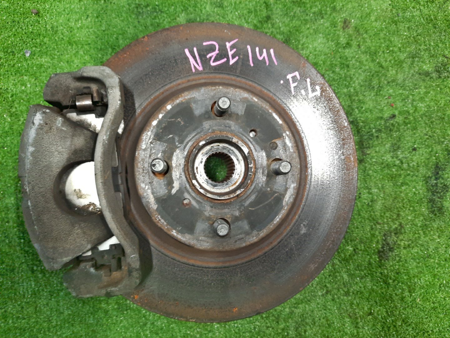 Ступица левая передняя TOYOTA AXIO, COROLLA FIELDER, COROLLA AXIO, FIELDER NZE141, ZRE142, ZRE142G, NZE141G 1NZ-FE, 2ZR-FAE, 2ZR-FE 1 ракурс Ступица левая передняя TOYOTA AXIO, COROLLA FIELDER, COROLLA AXIO, FIELDER NZE141, ZRE142, ZRE142G, NZE141G 1NZ-FE, 2ZR-FAE, 2ZR-FE 1 ракурс