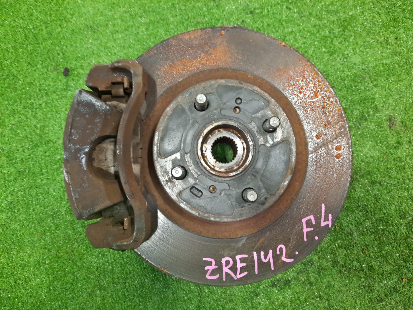 Ступица левая передняя TOYOTA AXIO, COROLLA FIELDER, COROLLA AXIO, FIELDER NZE141, ZRE142, ZRE142G, NZE141G 1NZ-FE, 2ZR-FAE, 2ZR-FE 1 ракурс Ступица левая передняя TOYOTA AXIO, COROLLA FIELDER, COROLLA AXIO, FIELDER NZE141, ZRE142, ZRE142G, NZE141G 1NZ-FE, 2ZR-FAE, 2ZR-FE 1 ракурс