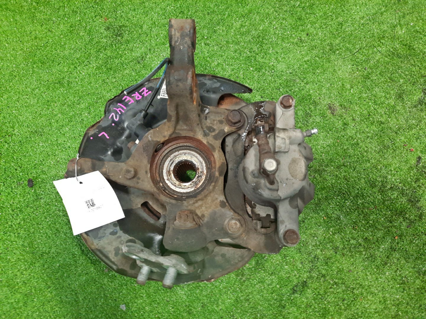 Ступица левая передняя TOYOTA AXIO, COROLLA FIELDER, COROLLA AXIO, FIELDER NZE141, ZRE142, ZRE142G, NZE141G 1NZ-FE, 2ZR-FAE, 2ZR-FE 2 ракурс Ступица левая передняя TOYOTA AXIO, COROLLA FIELDER, COROLLA AXIO, FIELDER NZE141, ZRE142, ZRE142G, NZE141G 1NZ-FE, 2ZR-FAE, 2ZR-FE 2 ракурс
