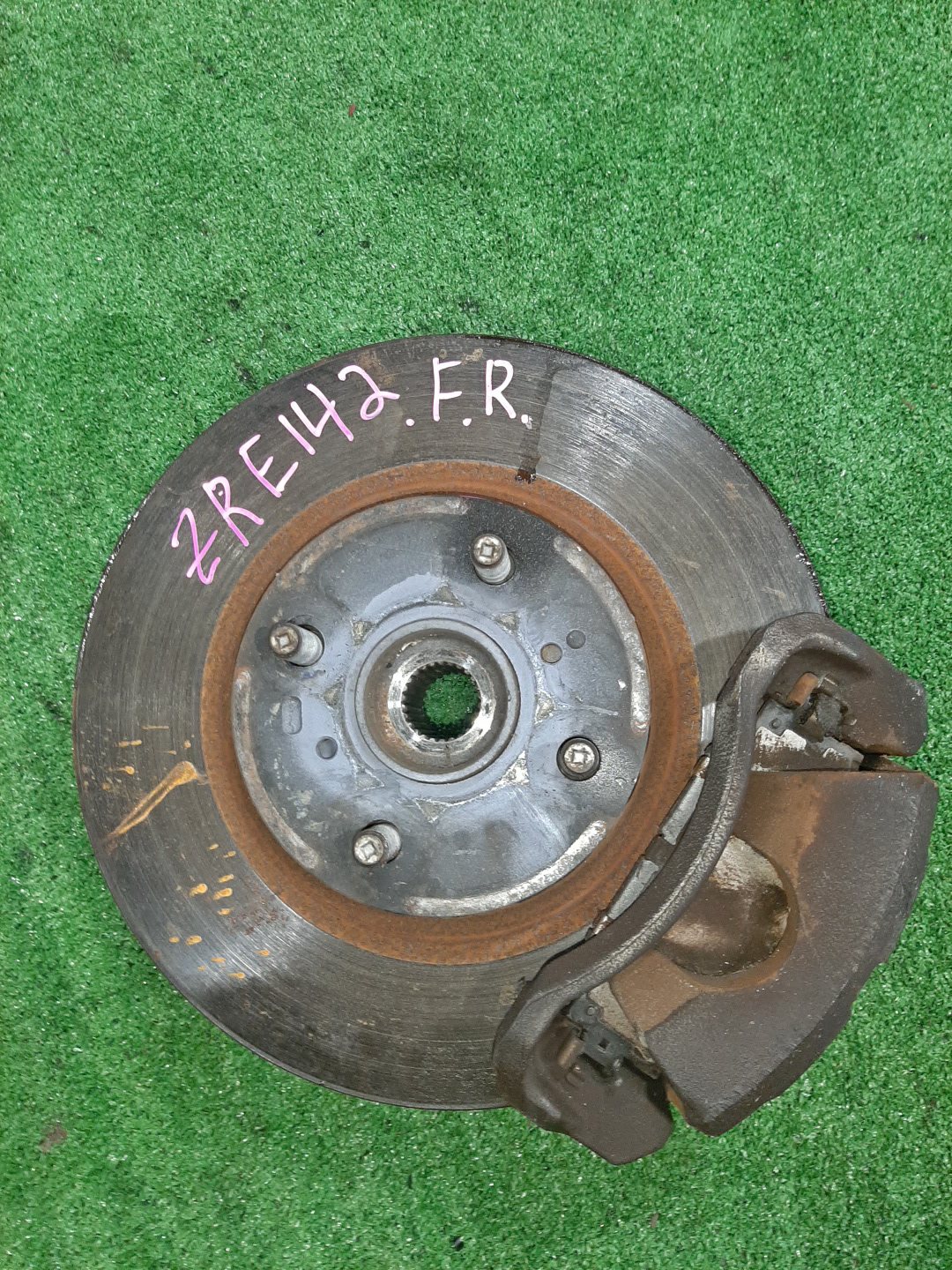 Ступица правая передняя TOYOTA AXIO, COROLLA FIELDER, COROLLA AXIO, FIELDER NZE141, ZRE142, ZRE142G, NZE141G 1NZ-FE, 2ZR-FAE, 2ZR-FE 1 ракурс Ступица правая передняя TOYOTA AXIO, COROLLA FIELDER, COROLLA AXIO, FIELDER NZE141, ZRE142, ZRE142G, NZE141G 1NZ-FE, 2ZR-FAE, 2ZR-FE 1 ракурс