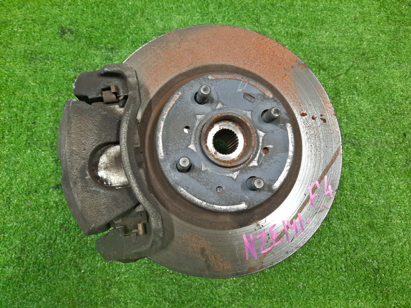 Ступица левая передняя TOYOTA AXIO, COROLLA FIELDER, COROLLA AXIO, FIELDER NZE141, ZRE142, ZRE142G, NZE141G 1NZ-FE, 2ZR-FAE, 2ZR-FE 1 ракурс Ступица левая передняя TOYOTA AXIO, COROLLA FIELDER, COROLLA AXIO, FIELDER NZE141, ZRE142, ZRE142G, NZE141G 1NZ-FE, 2ZR-FAE, 2ZR-FE 1 ракурс