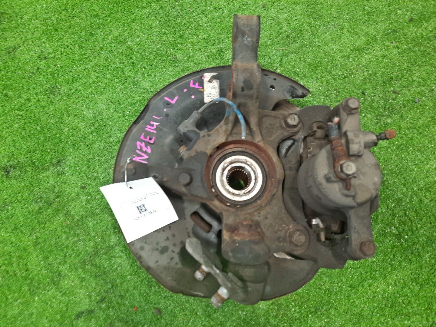 Ступица левая передняя TOYOTA AXIO, COROLLA FIELDER, COROLLA AXIO, FIELDER NZE141, ZRE142, ZRE142G, NZE141G 1NZ-FE, 2ZR-FAE, 2ZR-FE 2 ракурс Ступица левая передняя TOYOTA AXIO, COROLLA FIELDER, COROLLA AXIO, FIELDER NZE141, ZRE142, ZRE142G, NZE141G 1NZ-FE, 2ZR-FAE, 2ZR-FE 2 ракурс