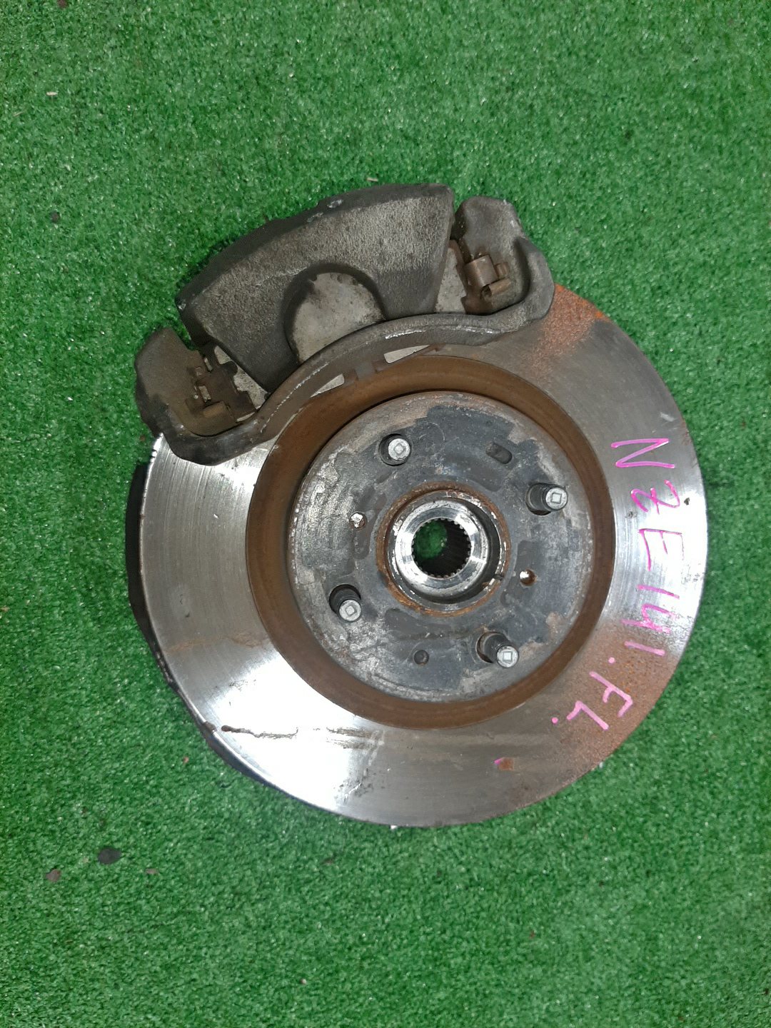 Ступица левая передняя TOYOTA AXIO, COROLLA FIELDER, COROLLA AXIO, FIELDER NZE141, ZRE142, ZRE142G, NZE141G 1NZ-FE, 2ZR-FAE, 2ZR-FE 1 ракурс Ступица левая передняя TOYOTA AXIO, COROLLA FIELDER, COROLLA AXIO, FIELDER NZE141, ZRE142, ZRE142G, NZE141G 1NZ-FE, 2ZR-FAE, 2ZR-FE 1 ракурс