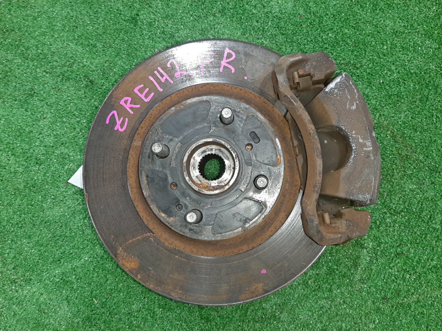 Ступица правая передняя TOYOTA AXIO, COROLLA FIELDER, COROLLA AXIO, FIELDER NZE141, ZRE142, ZRE142G, NZE141G 1NZ-FE, 2ZR-FAE, 2ZR-FE 1 ракурс Ступица правая передняя TOYOTA AXIO, COROLLA FIELDER, COROLLA AXIO, FIELDER NZE141, ZRE142, ZRE142G, NZE141G 1NZ-FE, 2ZR-FAE, 2ZR-FE 1 ракурс