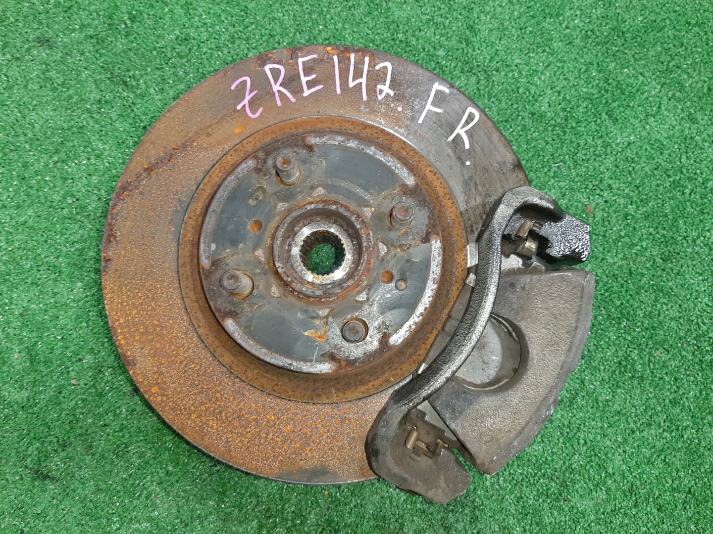 Ступица правая передняя TOYOTA AXIO, COROLLA FIELDER, COROLLA AXIO, FIELDER NZE141, ZRE142, ZRE142G, NZE141G 1NZ-FE, 2ZR-FAE, 2ZR-FE 1 ракурс Ступица правая передняя TOYOTA AXIO, COROLLA FIELDER, COROLLA AXIO, FIELDER NZE141, ZRE142, ZRE142G, NZE141G 1NZ-FE, 2ZR-FAE, 2ZR-FE 1 ракурс
