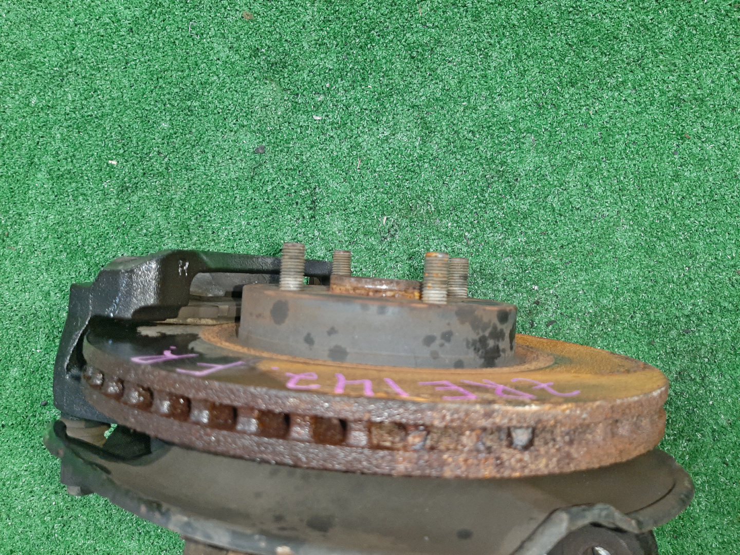 Ступица правая передняя TOYOTA AXIO, COROLLA FIELDER, COROLLA AXIO, FIELDER NZE141, ZRE142, ZRE142G, NZE141G 1NZ-FE, 2ZR-FAE, 2ZR-FE 2 ракурс Ступица правая передняя TOYOTA AXIO, COROLLA FIELDER, COROLLA AXIO, FIELDER NZE141, ZRE142, ZRE142G, NZE141G 1NZ-FE, 2ZR-FAE, 2ZR-FE 2 ракурс