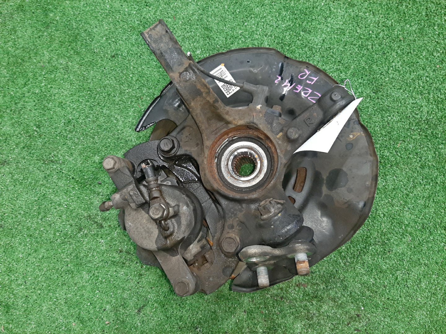 Ступица правая передняя TOYOTA AXIO, COROLLA FIELDER, COROLLA  AXIO, FIELDER NZE141, ZRE142, ZRE142G, NZE141G 1NZ-FE, 2ZR-FAE, 2ZR-FE 3 ракурс