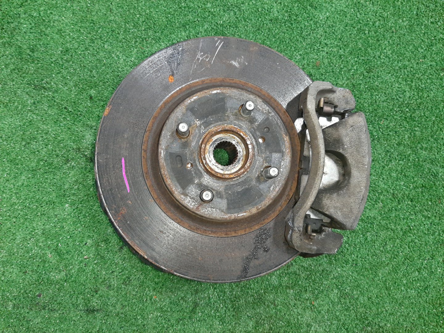 Ступица правая передняя TOYOTA AXIO, COROLLA FIELDER, COROLLA AXIO, FIELDER NZE141, ZRE142, ZRE142G, NZE141G 1NZ-FE, 2ZR-FAE, 2ZR-FE 1 ракурс Ступица правая передняя TOYOTA AXIO, COROLLA FIELDER, COROLLA AXIO, FIELDER NZE141, ZRE142, ZRE142G, NZE141G 1NZ-FE, 2ZR-FAE, 2ZR-FE 1 ракурс