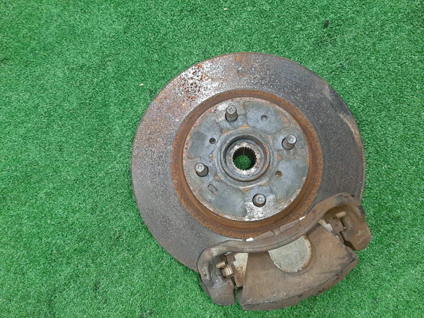 Ступица левая передняя TOYOTA AXIO, COROLLA FIELDER, COROLLA AXIO, FIELDER NZE141, ZRE142, ZRE142G, NZE141G 1NZ-FE, 2ZR-FAE, 2ZR-FE 1 ракурс Ступица левая передняя TOYOTA AXIO, COROLLA FIELDER, COROLLA AXIO, FIELDER NZE141, ZRE142, ZRE142G, NZE141G 1NZ-FE, 2ZR-FAE, 2ZR-FE 1 ракурс