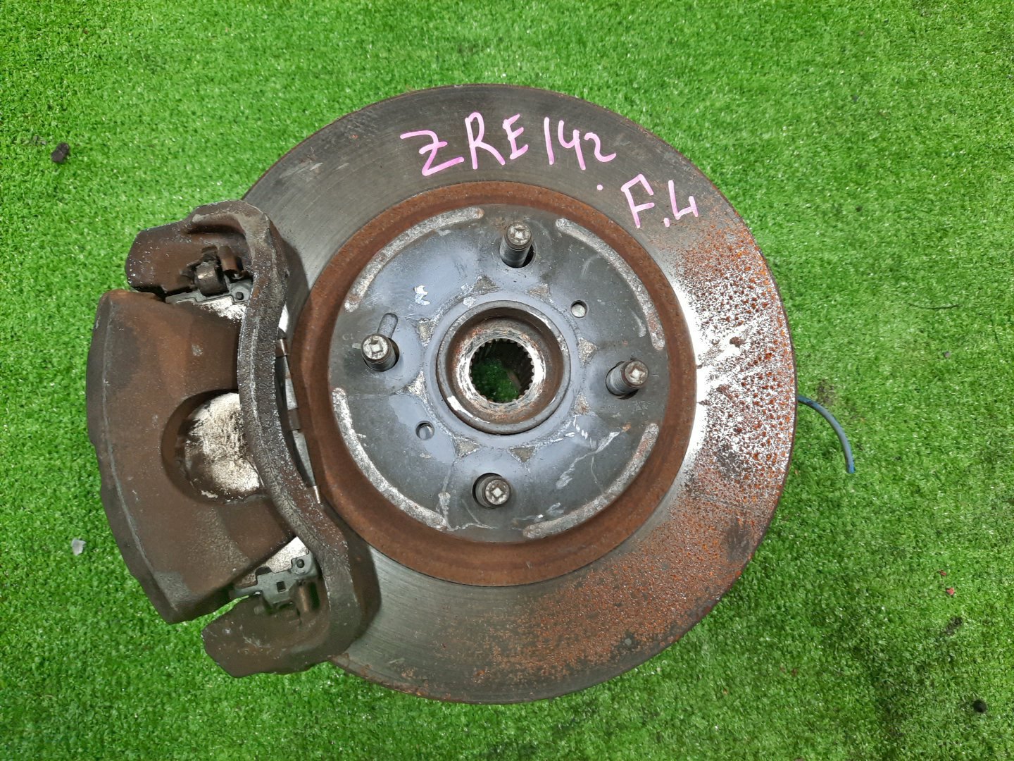 Ступица левая передняя TOYOTA AXIO, COROLLA FIELDER, COROLLA AXIO, FIELDER NZE141, ZRE142, ZRE142G, NZE141G 1NZ-FE, 2ZR-FAE, 2ZR-FE 1 ракурс Ступица левая передняя TOYOTA AXIO, COROLLA FIELDER, COROLLA AXIO, FIELDER NZE141, ZRE142, ZRE142G, NZE141G 1NZ-FE, 2ZR-FAE, 2ZR-FE 1 ракурс