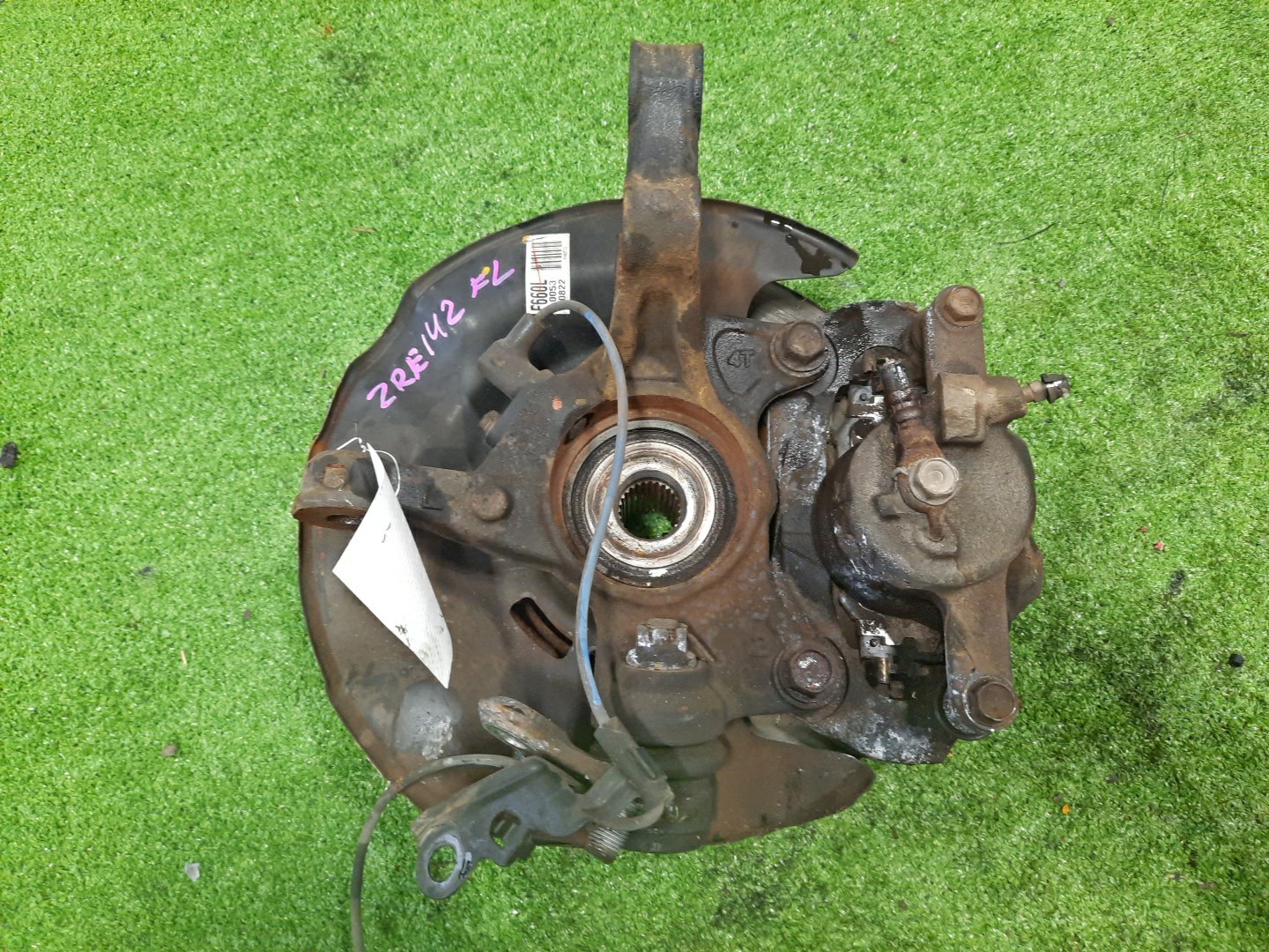 Ступица левая передняя TOYOTA AXIO, COROLLA FIELDER, COROLLA AXIO, FIELDER NZE141, ZRE142, ZRE142G, NZE141G 1NZ-FE, 2ZR-FAE, 2ZR-FE 2 ракурс Ступица левая передняя TOYOTA AXIO, COROLLA FIELDER, COROLLA AXIO, FIELDER NZE141, ZRE142, ZRE142G, NZE141G 1NZ-FE, 2ZR-FAE, 2ZR-FE 2 ракурс