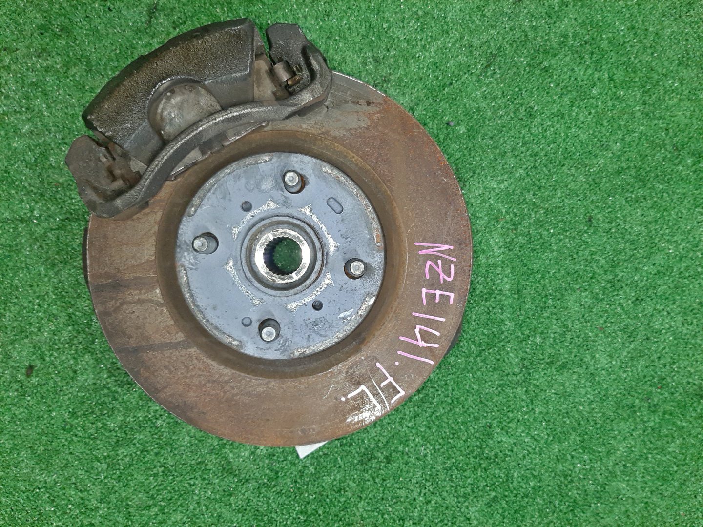Ступица левая передняя TOYOTA AXIO, COROLLA FIELDER, COROLLA AXIO, FIELDER NZE141, ZRE142, ZRE142G, NZE141G 1NZ-FE, 2ZR-FAE, 2ZR-FE 1 ракурс Ступица левая передняя TOYOTA AXIO, COROLLA FIELDER, COROLLA AXIO, FIELDER NZE141, ZRE142, ZRE142G, NZE141G 1NZ-FE, 2ZR-FAE, 2ZR-FE 1 ракурс