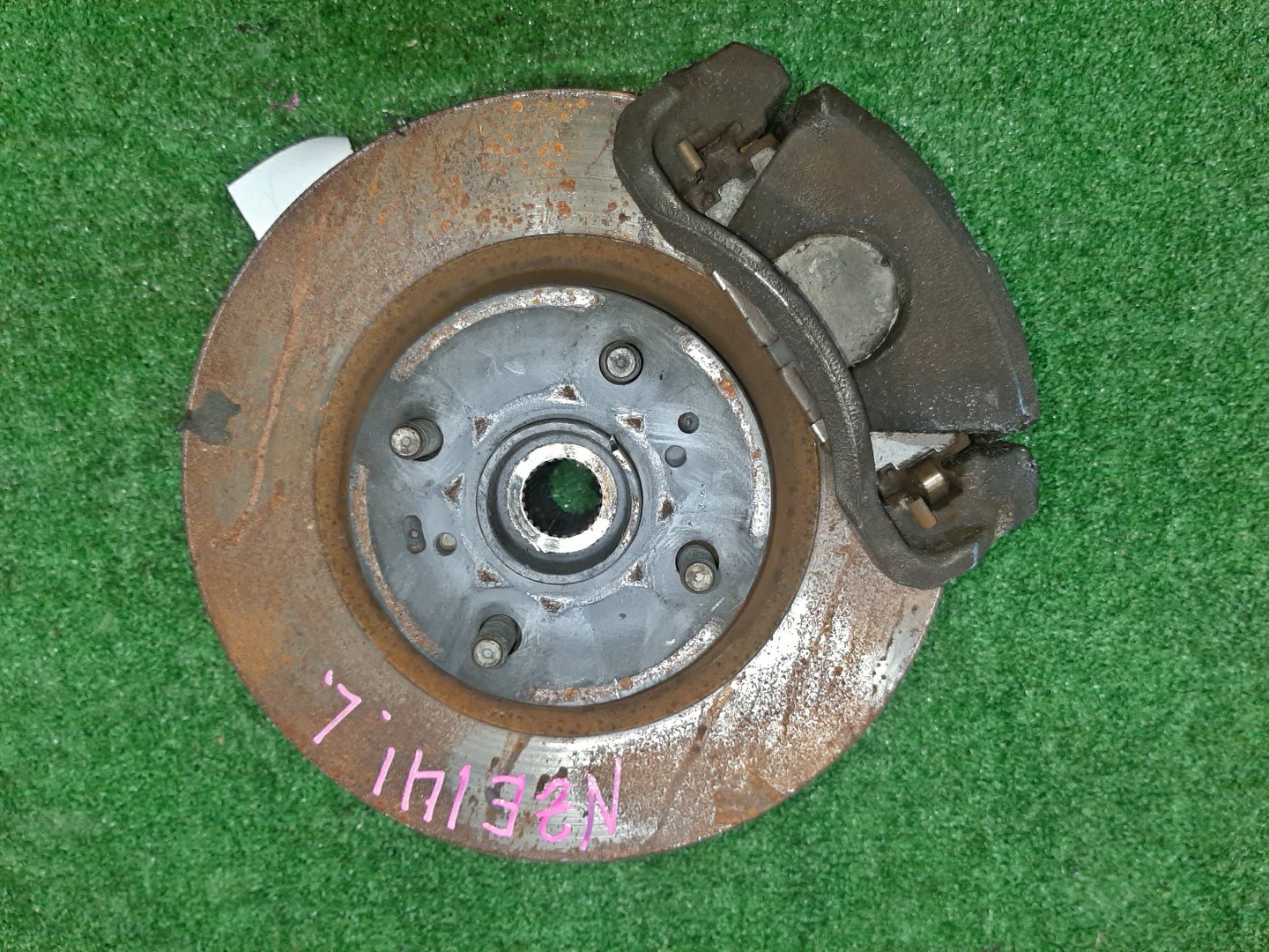 Ступица левая передняя TOYOTA AXIO, COROLLA FIELDER, COROLLA AXIO, FIELDER NZE141, ZRE142, ZRE142G, NZE141G 1NZ-FE, 2ZR-FAE, 2ZR-FE 1 ракурс Ступица левая передняя TOYOTA AXIO, COROLLA FIELDER, COROLLA AXIO, FIELDER NZE141, ZRE142, ZRE142G, NZE141G 1NZ-FE, 2ZR-FAE, 2ZR-FE 1 ракурс