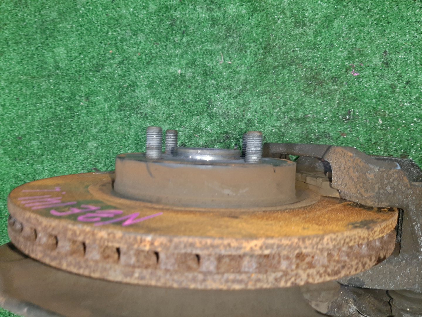 Ступица левая передняя TOYOTA AXIO, COROLLA FIELDER, COROLLA AXIO, FIELDER NZE141, ZRE142, ZRE142G, NZE141G 1NZ-FE, 2ZR-FAE, 2ZR-FE 2 ракурс Ступица левая передняя TOYOTA AXIO, COROLLA FIELDER, COROLLA AXIO, FIELDER NZE141, ZRE142, ZRE142G, NZE141G 1NZ-FE, 2ZR-FAE, 2ZR-FE 2 ракурс