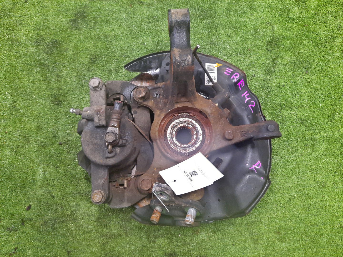 Ступица правая передняя TOYOTA AXIO, COROLLA FIELDER, COROLLA AXIO, FIELDER NZE141, ZRE142, ZRE142G, NZE141G 1NZ-FE, 2ZR-FAE, 2ZR-FE 2 ракурс Ступица правая передняя TOYOTA AXIO, COROLLA FIELDER, COROLLA AXIO, FIELDER NZE141, ZRE142, ZRE142G, NZE141G 1NZ-FE, 2ZR-FAE, 2ZR-FE 2 ракурс