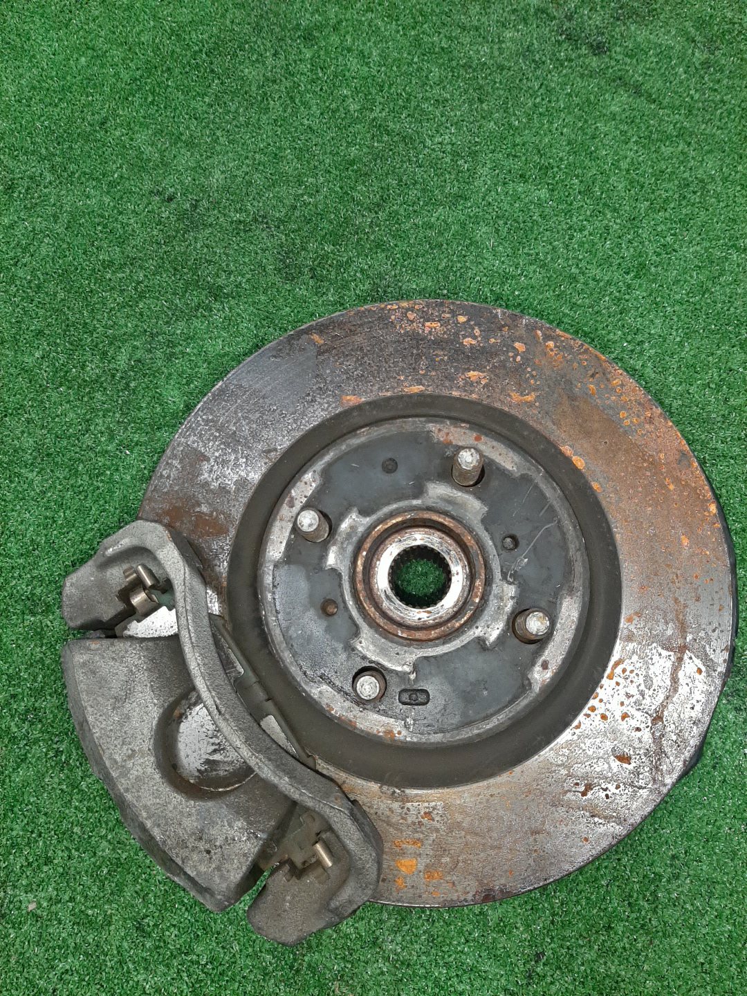 Ступица левая передняя TOYOTA AXIO, COROLLA FIELDER, COROLLA AXIO, FIELDER NZE141, ZRE142, ZRE142G, NZE141G 1NZ-FE, 2ZR-FAE, 2ZR-FE 1 ракурс Ступица левая передняя TOYOTA AXIO, COROLLA FIELDER, COROLLA AXIO, FIELDER NZE141, ZRE142, ZRE142G, NZE141G 1NZ-FE, 2ZR-FAE, 2ZR-FE 1 ракурс