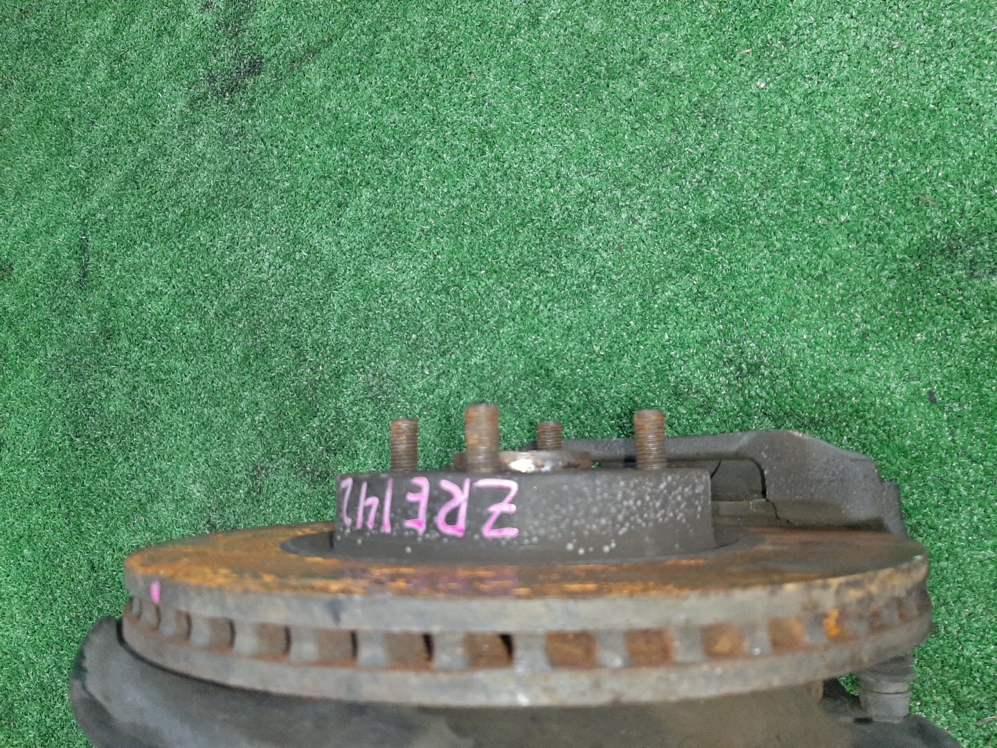 Ступица левая передняя TOYOTA AXIO, COROLLA FIELDER, COROLLA AXIO, FIELDER NZE141, ZRE142, ZRE142G, NZE141G 1NZ-FE, 2ZR-FAE, 2ZR-FE 2 ракурс Ступица левая передняя TOYOTA AXIO, COROLLA FIELDER, COROLLA AXIO, FIELDER NZE141, ZRE142, ZRE142G, NZE141G 1NZ-FE, 2ZR-FAE, 2ZR-FE 2 ракурс