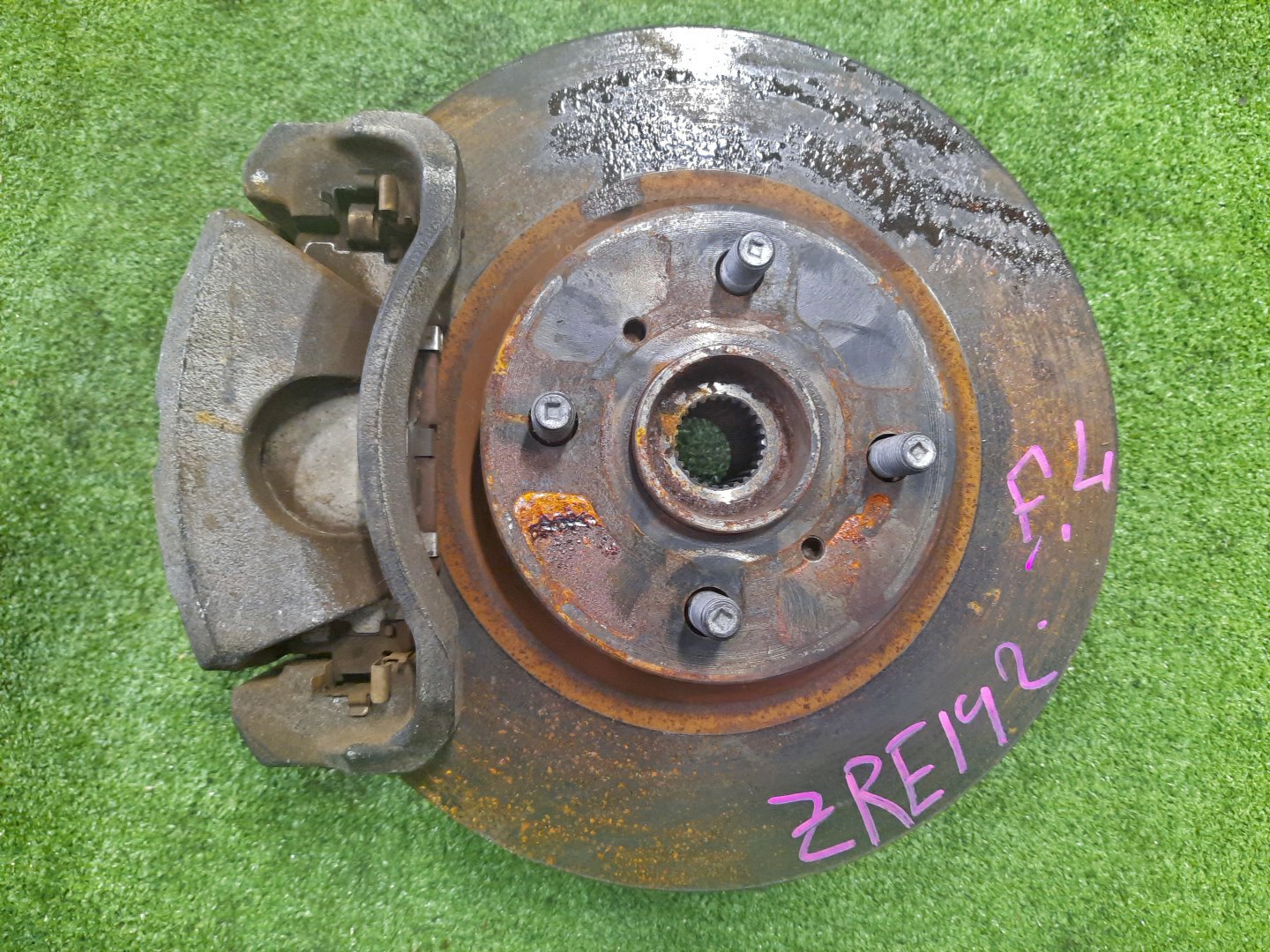 Ступица левая передняя TOYOTA AXIO, COROLLA FIELDER, COROLLA AXIO, FIELDER NZE141, ZRE142, ZRE142G, NZE141G 1NZ-FE, 2ZR-FAE, 2ZR-FE 1 ракурс Ступица левая передняя TOYOTA AXIO, COROLLA FIELDER, COROLLA AXIO, FIELDER NZE141, ZRE142, ZRE142G, NZE141G 1NZ-FE, 2ZR-FAE, 2ZR-FE 1 ракурс