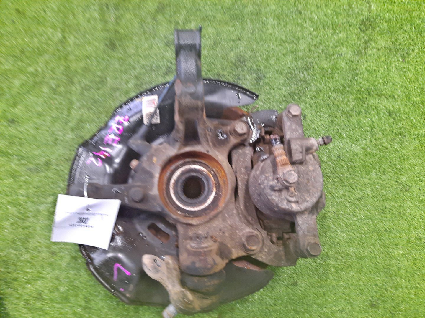 Ступица левая передняя TOYOTA AXIO, COROLLA FIELDER, COROLLA AXIO, FIELDER NZE141, ZRE142, ZRE142G, NZE141G 1NZ-FE, 2ZR-FAE, 2ZR-FE 2 ракурс Ступица левая передняя TOYOTA AXIO, COROLLA FIELDER, COROLLA AXIO, FIELDER NZE141, ZRE142, ZRE142G, NZE141G 1NZ-FE, 2ZR-FAE, 2ZR-FE 2 ракурс
