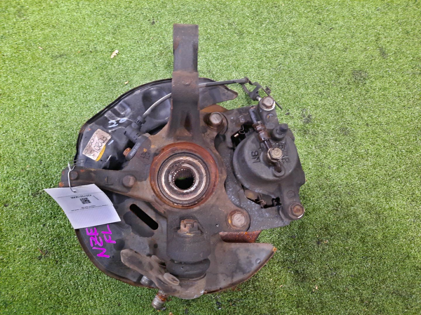 Ступица левая передняя TOYOTA AXIO, COROLLA FIELDER, COROLLA AXIO, FIELDER NZE141, ZRE142, ZRE142G, NZE141G 1NZ-FE, 2ZR-FAE, 2ZR-FE 2 ракурс Ступица левая передняя TOYOTA AXIO, COROLLA FIELDER, COROLLA AXIO, FIELDER NZE141, ZRE142, ZRE142G, NZE141G 1NZ-FE, 2ZR-FAE, 2ZR-FE 2 ракурс