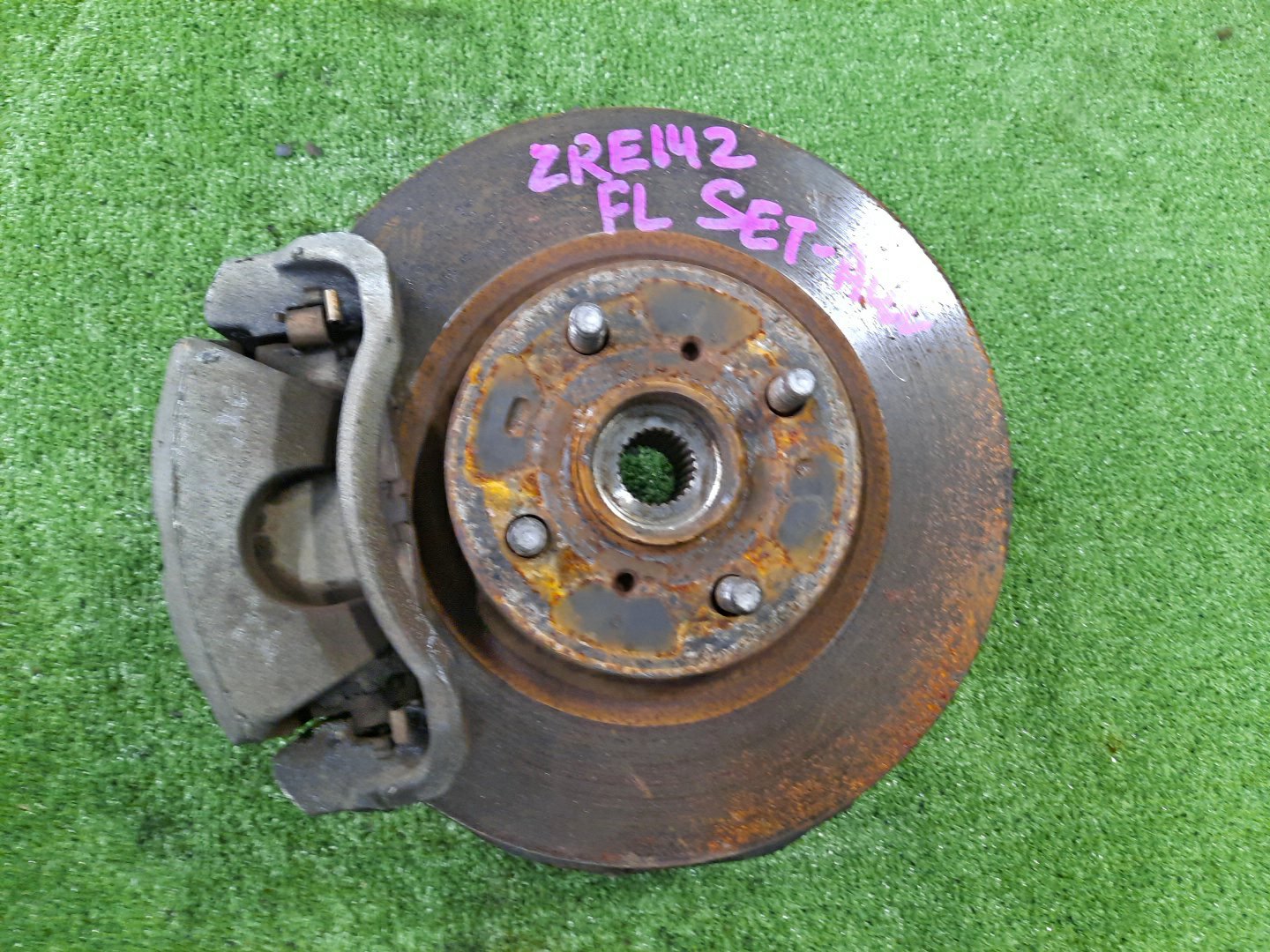 Ступица левая передняя TOYOTA AXIO, COROLLA FIELDER, COROLLA AXIO, FIELDER NZE141, ZRE142, ZRE142G, NZE141G 1NZ-FE, 2ZR-FAE, 2ZR-FE 1 ракурс Ступица левая передняя TOYOTA AXIO, COROLLA FIELDER, COROLLA AXIO, FIELDER NZE141, ZRE142, ZRE142G, NZE141G 1NZ-FE, 2ZR-FAE, 2ZR-FE 1 ракурс