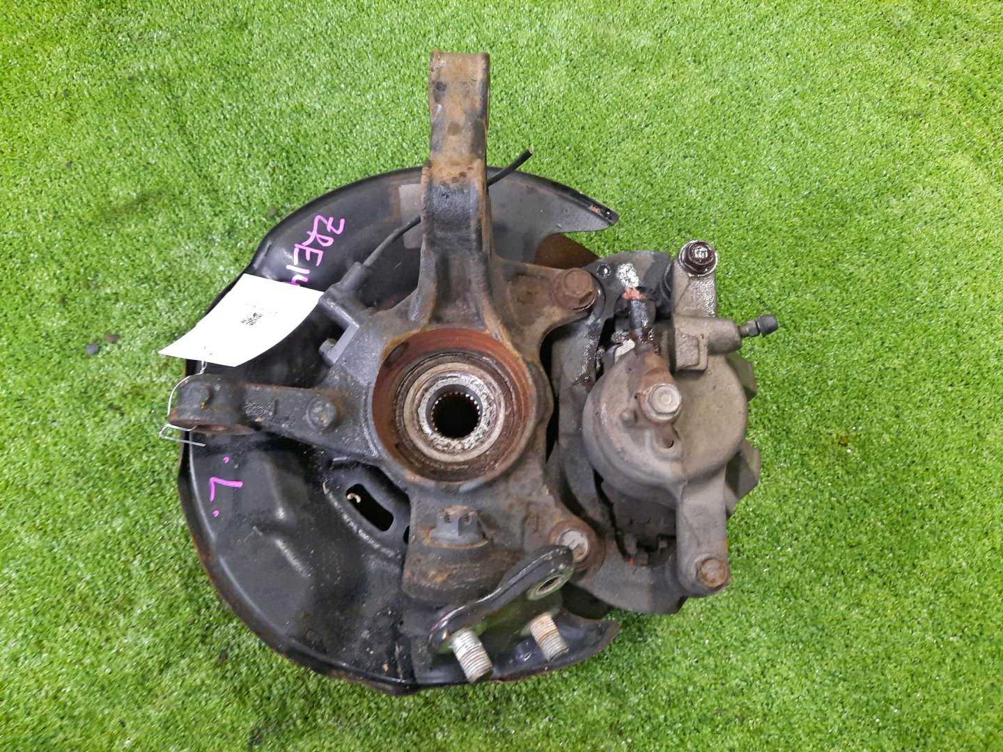 Ступица левая передняя TOYOTA AXIO, COROLLA FIELDER, COROLLA AXIO, FIELDER NZE141, ZRE142, ZRE142G, NZE141G 1NZ-FE, 2ZR-FAE, 2ZR-FE 2 ракурс Ступица левая передняя TOYOTA AXIO, COROLLA FIELDER, COROLLA AXIO, FIELDER NZE141, ZRE142, ZRE142G, NZE141G 1NZ-FE, 2ZR-FAE, 2ZR-FE 2 ракурс