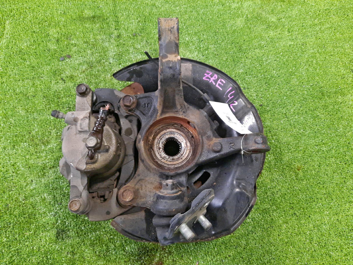 Ступица правая передняя TOYOTA AXIO, COROLLA FIELDER, COROLLA AXIO, FIELDER NZE141, ZRE142, ZRE142G, NZE141G 1NZ-FE, 2ZR-FAE, 2ZR-FE 2 ракурс Ступица правая передняя TOYOTA AXIO, COROLLA FIELDER, COROLLA AXIO, FIELDER NZE141, ZRE142, ZRE142G, NZE141G 1NZ-FE, 2ZR-FAE, 2ZR-FE 2 ракурс
