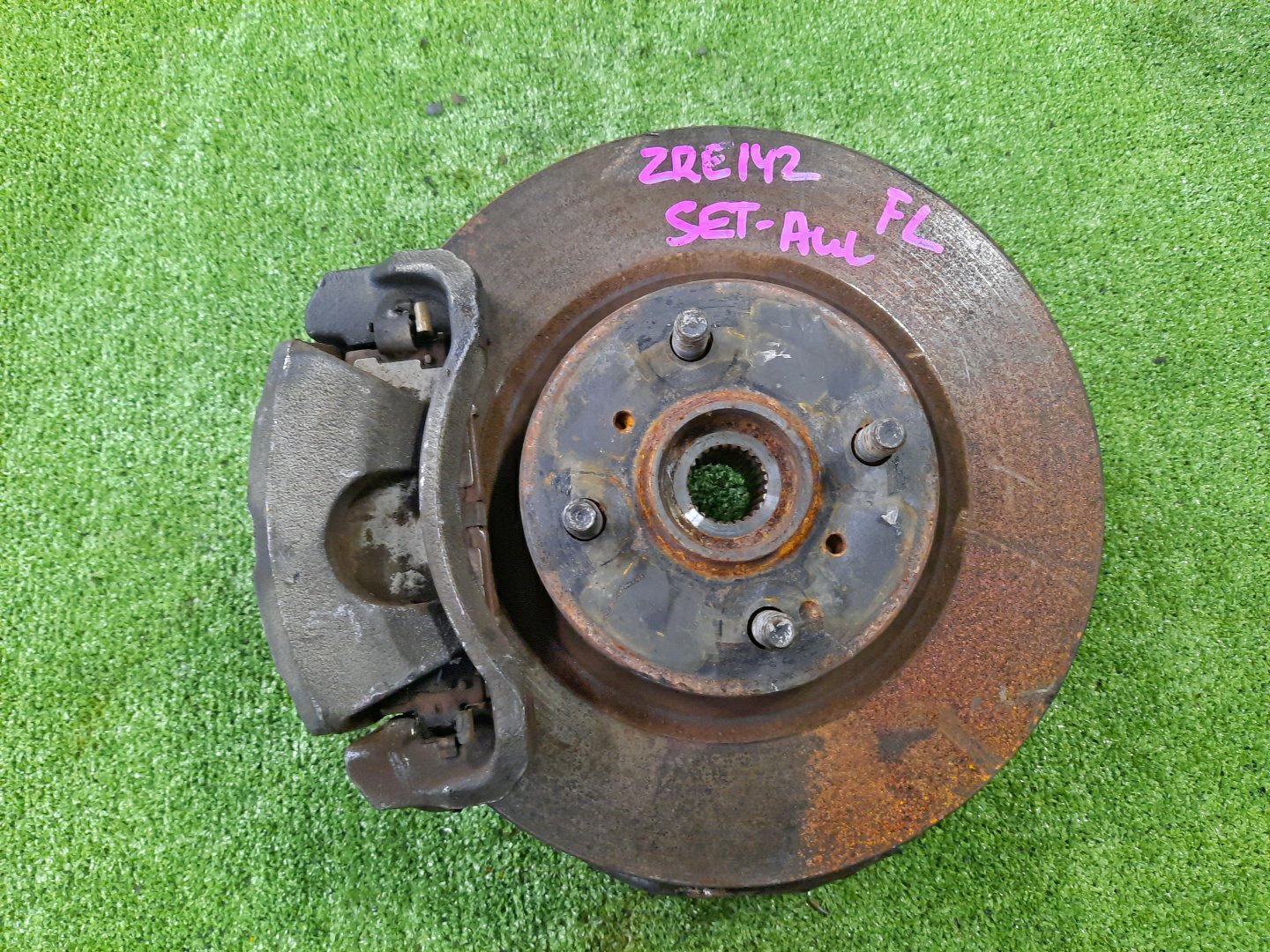 Ступица левая передняя TOYOTA AXIO, COROLLA FIELDER, COROLLA AXIO, FIELDER NZE141, ZRE142, ZRE142G, NZE141G 1NZ-FE, 2ZR-FAE, 2ZR-FE 1 ракурс Ступица левая передняя TOYOTA AXIO, COROLLA FIELDER, COROLLA AXIO, FIELDER NZE141, ZRE142, ZRE142G, NZE141G 1NZ-FE, 2ZR-FAE, 2ZR-FE 1 ракурс
