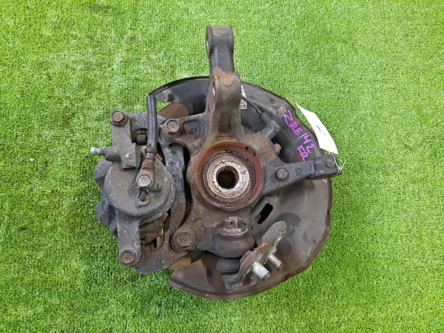 Ступица правая передняя TOYOTA AXIO, COROLLA FIELDER, COROLLA AXIO, FIELDER NZE141, ZRE142, ZRE142G, NZE141G 1NZ-FE, 2ZR-FAE, 2ZR-FE 2 ракурс Ступица правая передняя TOYOTA AXIO, COROLLA FIELDER, COROLLA AXIO, FIELDER NZE141, ZRE142, ZRE142G, NZE141G 1NZ-FE, 2ZR-FAE, 2ZR-FE 2 ракурс