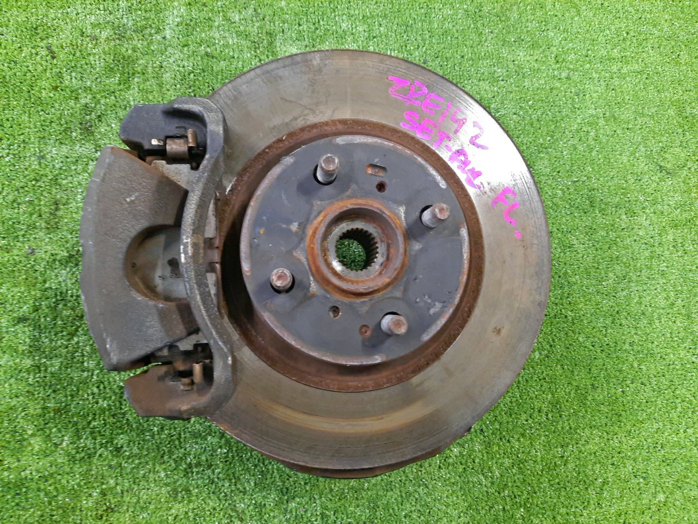 Ступица левая передняя TOYOTA AXIO, COROLLA FIELDER, COROLLA AXIO, FIELDER NZE141, ZRE142, ZRE142G, NZE141G 1NZ-FE, 2ZR-FAE, 2ZR-FE 1 ракурс Ступица левая передняя TOYOTA AXIO, COROLLA FIELDER, COROLLA AXIO, FIELDER NZE141, ZRE142, ZRE142G, NZE141G 1NZ-FE, 2ZR-FAE, 2ZR-FE 1 ракурс