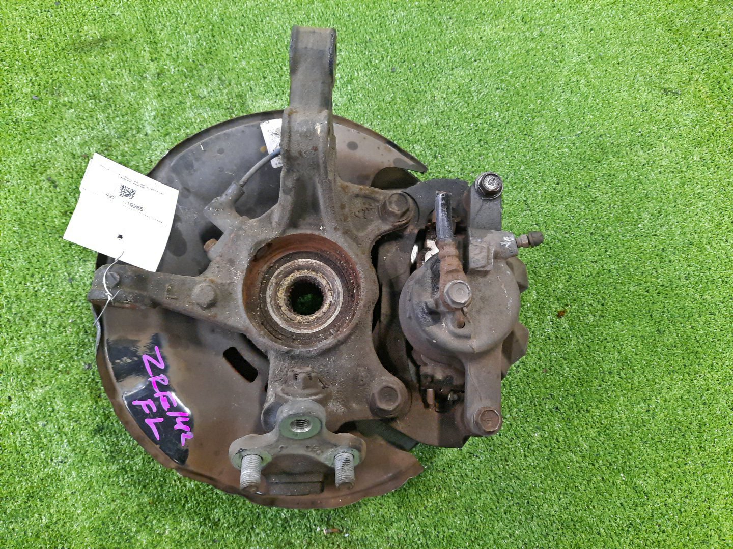 Ступица левая передняя TOYOTA AXIO, COROLLA FIELDER, COROLLA AXIO, FIELDER NZE141, ZRE142, ZRE142G, NZE141G 1NZ-FE, 2ZR-FAE, 2ZR-FE 2 ракурс Ступица левая передняя TOYOTA AXIO, COROLLA FIELDER, COROLLA AXIO, FIELDER NZE141, ZRE142, ZRE142G, NZE141G 1NZ-FE, 2ZR-FAE, 2ZR-FE 2 ракурс