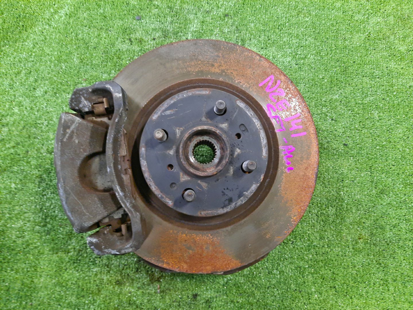 Ступица левая передняя TOYOTA AXIO, COROLLA FIELDER, COROLLA AXIO, FIELDER NZE141, ZRE142, ZRE142G, NZE141G 1NZ-FE, 2ZR-FAE, 2ZR-FE 1 ракурс Ступица левая передняя TOYOTA AXIO, COROLLA FIELDER, COROLLA AXIO, FIELDER NZE141, ZRE142, ZRE142G, NZE141G 1NZ-FE, 2ZR-FAE, 2ZR-FE 1 ракурс
