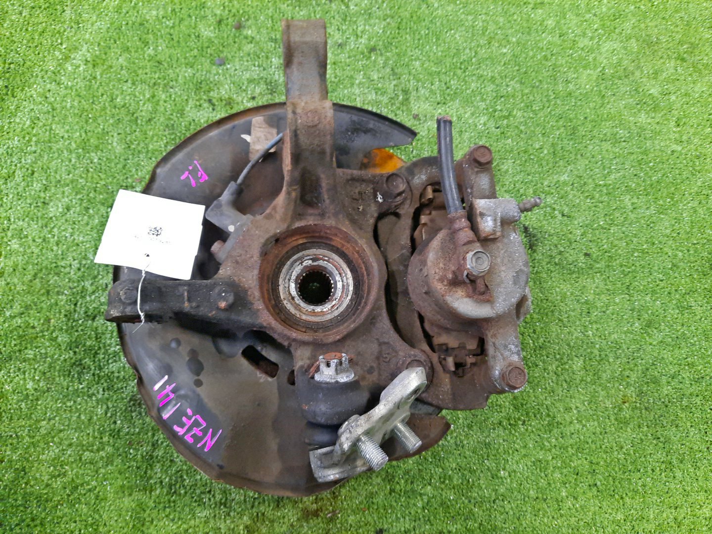 Ступица левая передняя TOYOTA AXIO, COROLLA FIELDER, COROLLA AXIO, FIELDER NZE141, ZRE142, ZRE142G, NZE141G 1NZ-FE, 2ZR-FAE, 2ZR-FE 2 ракурс Ступица левая передняя TOYOTA AXIO, COROLLA FIELDER, COROLLA AXIO, FIELDER NZE141, ZRE142, ZRE142G, NZE141G 1NZ-FE, 2ZR-FAE, 2ZR-FE 2 ракурс