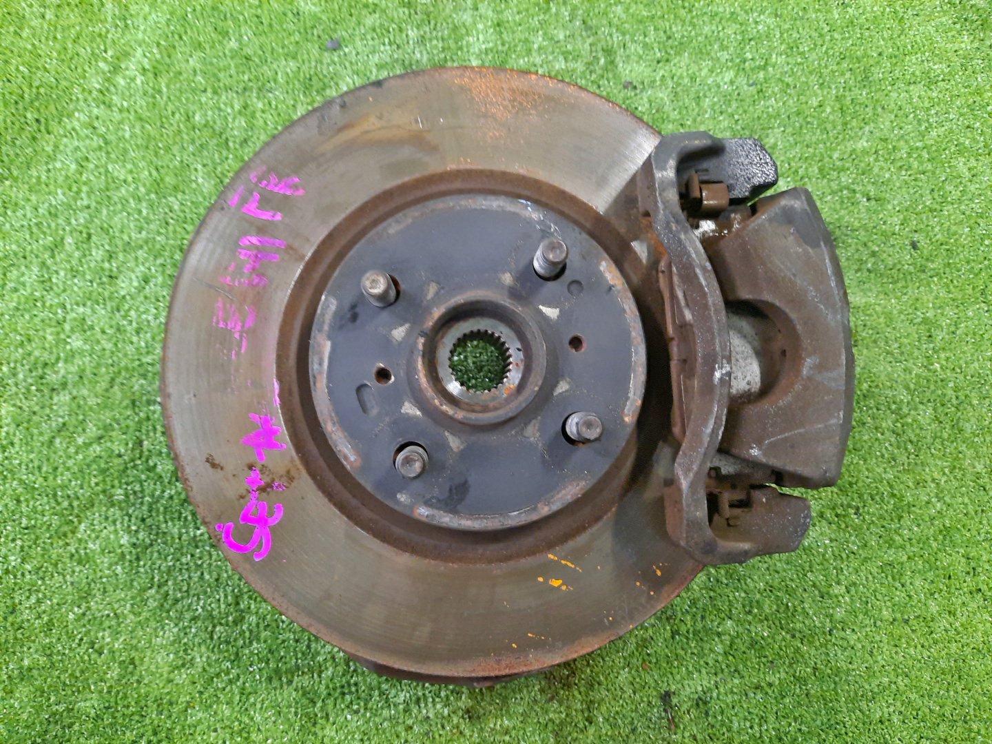 Ступица правая передняя TOYOTA AXIO, COROLLA FIELDER, COROLLA AXIO, FIELDER NZE141, ZRE142, ZRE142G, NZE141G 1NZ-FE, 2ZR-FAE, 2ZR-FE 1 ракурс Ступица правая передняя TOYOTA AXIO, COROLLA FIELDER, COROLLA AXIO, FIELDER NZE141, ZRE142, ZRE142G, NZE141G 1NZ-FE, 2ZR-FAE, 2ZR-FE 1 ракурс