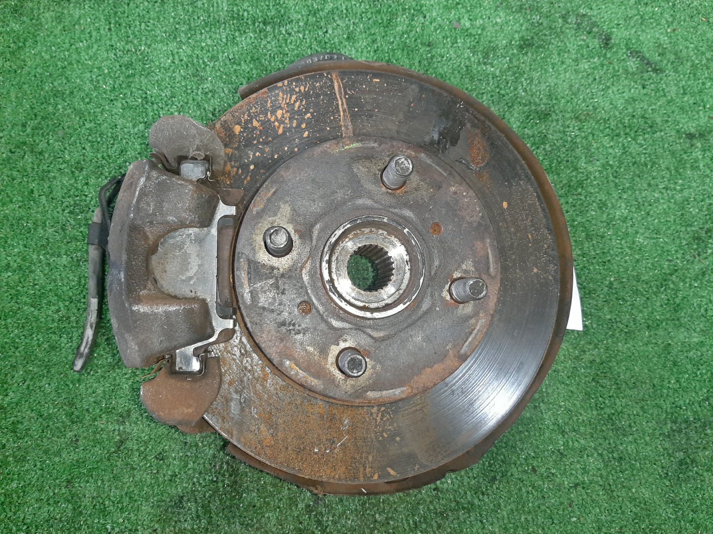 Ступица левая передняя TOYOTA PLATZ, VITZ SCP11, SCP10, SCP13 1SZ-FE, 2SZ-FE 1 ракурс Ступица левая передняя TOYOTA PLATZ, VITZ SCP11, SCP10, SCP13 1SZ-FE, 2SZ-FE 1 ракурс